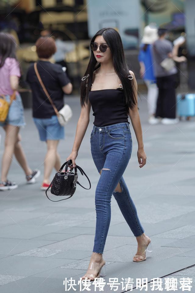黑色吊带背心+紧身牛仔裤,简约时尚,让小姐姐秀出不一样的魅力
