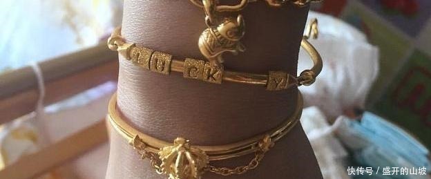 光面|黄金手镯买光面的好还是磨砂面的好内行人道出了实情!