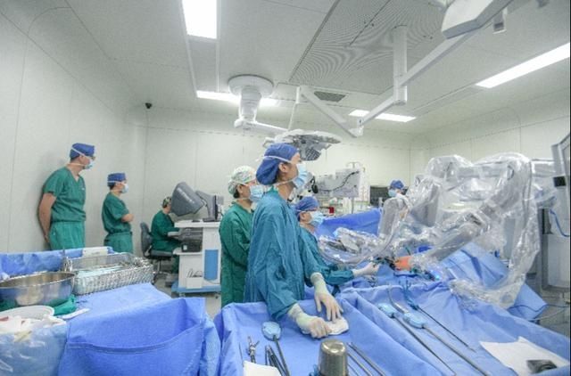 附属第一医院|开五个小孔便能在七大脏器上动刀，成功切除七处肿瘤