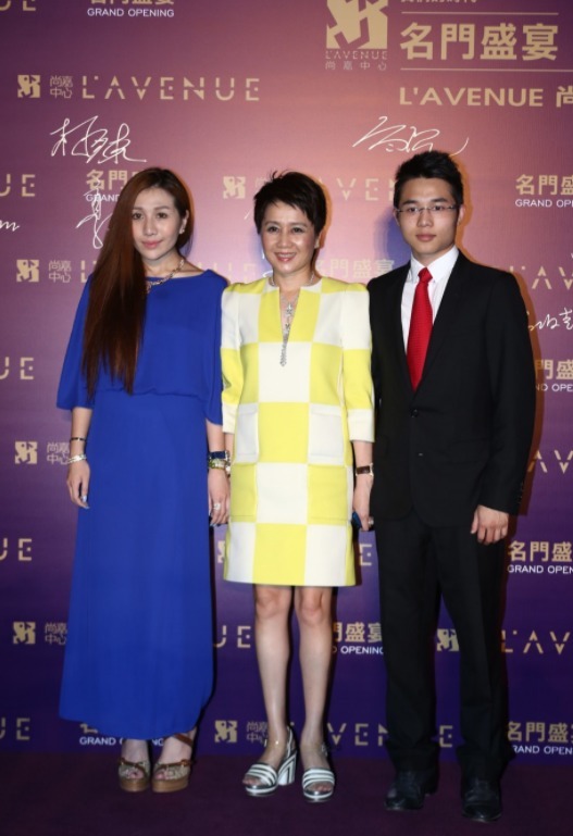 身材比例|赌王四太梁安琪气质绝了,穿一条黄色连衣裙身材比例出众,超洋气