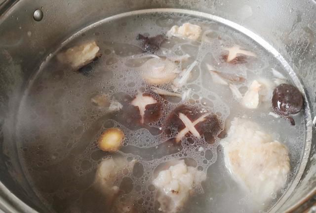 冬天太冷你要熬一锅这个汤，不仅补钙还健脑，