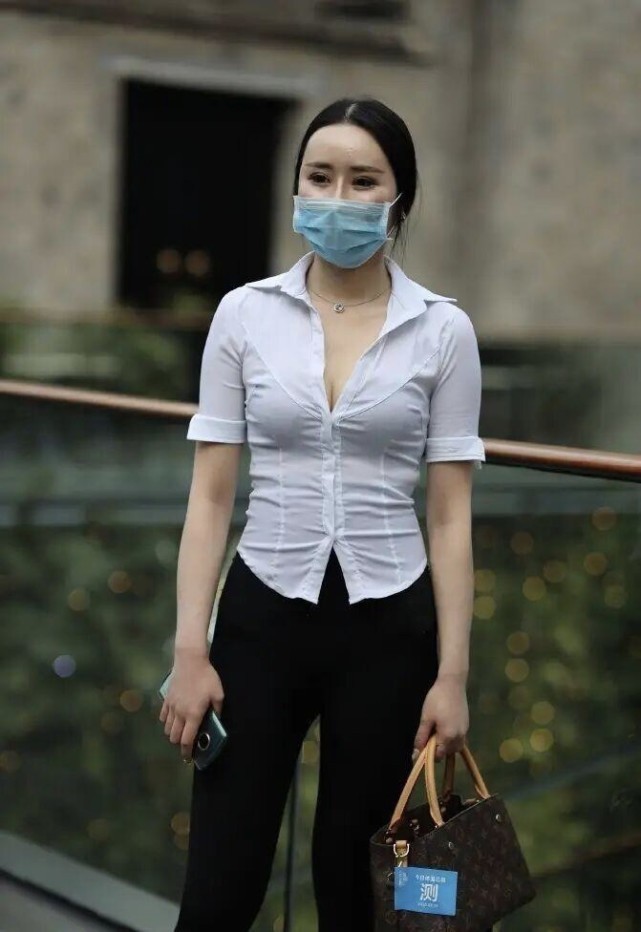 白衬衣 今年火了一款新穿搭,“小黑裤+白衬衣”,化解了大胯的烦恼!