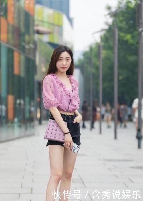 小姐姐穿运动范的紧身裤充满性感气息，十分的时尚优雅