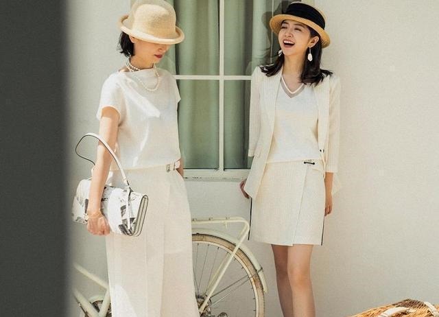 妈妈 年近60岁却美得优雅，这位中老年妈妈的“气质”穿搭，真值得学