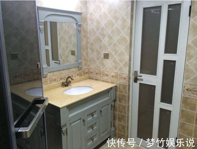婆婆|婆婆为节省卫生间空间，竟把马桶装在墙角，装修师傅也是没脑子