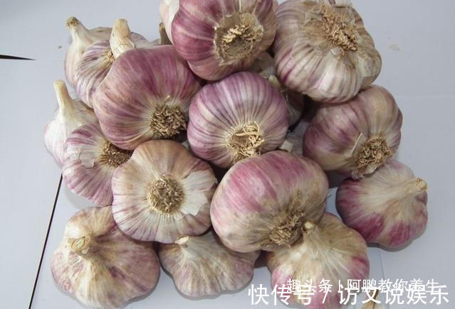 枕头|女性睡前把大蒜放在枕头下,3天后,好处不请自来,早知早好