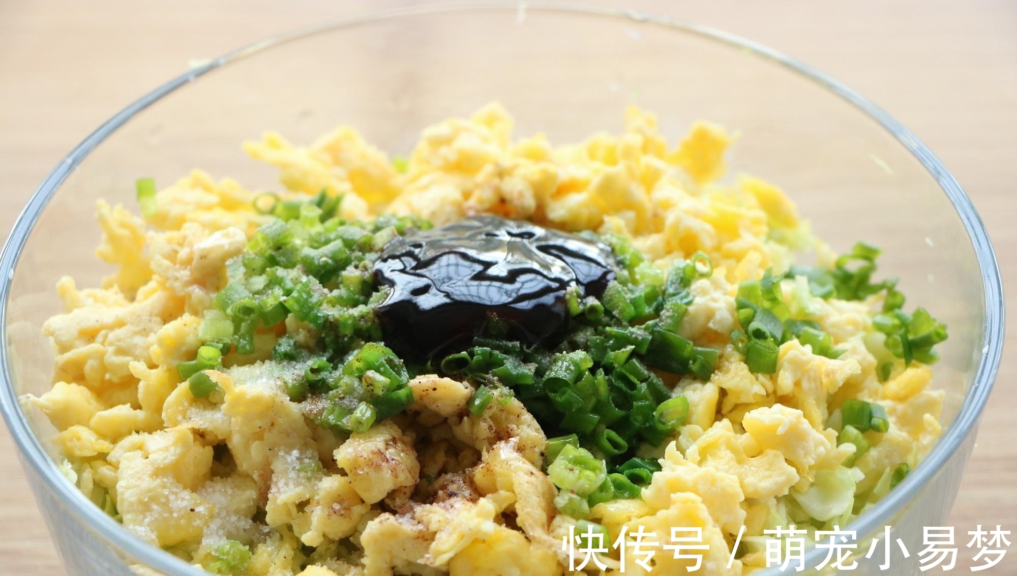 包菜还可以这样吃，皮薄馅大，金黄酥脆，一人吃一盘都不腻，香！