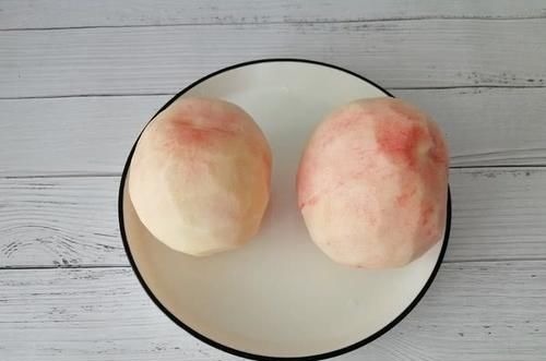 美女为了梦想远走异国他乡,却遭遇坏人绑架,被残忍对待