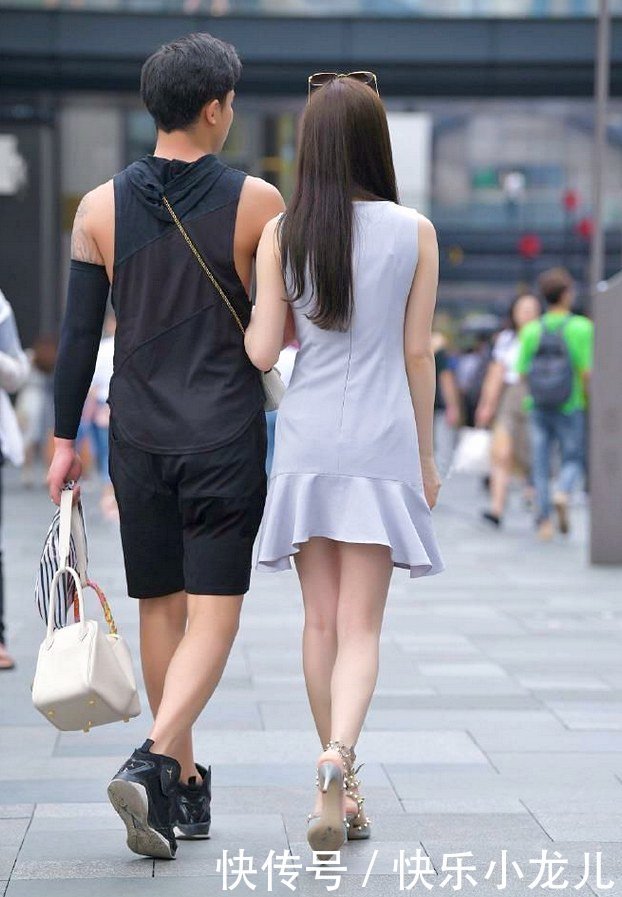 着装|连衣裙穿搭又酷又休闲,精致的着装不可或缺