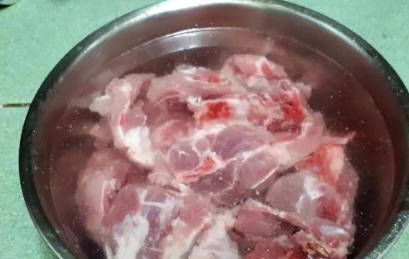 为什么自己炒的猪肉不好吃？只因你加错料了，难怪不好吃