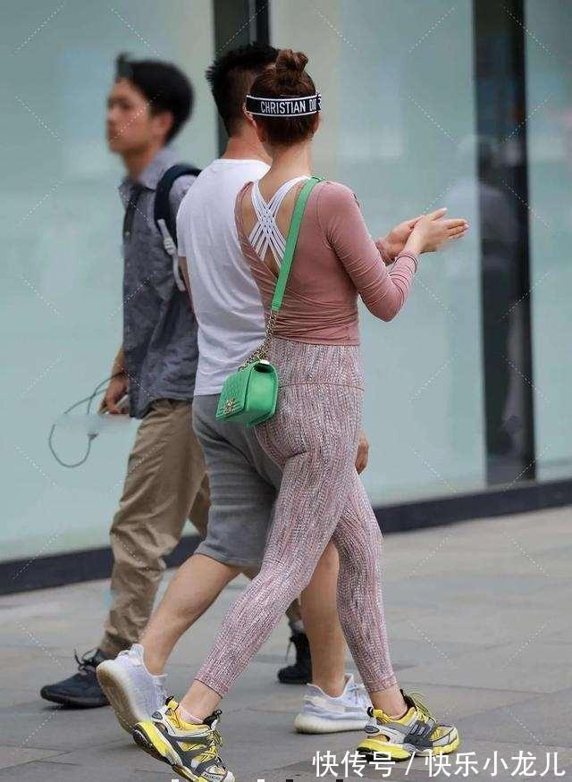 连衣裙","m":"dbfc269d932d8112f06e2cb6c82fdc4be4f2f0f","nlabel":"stat_3208889651:zm.news.so.com:5b+r5LmQ5bCP5Yia5a2Q,pageType_zmt,glevel_3","ntag":"tfashion;sfashion_时尚;kfashion_1:造型;kfashion_1:搭配;kfashion_1:连衣裙;