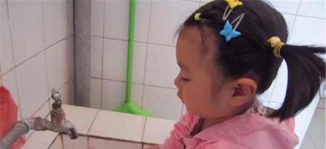 孩子|4岁女儿把手机放水里“洗”,妈妈失控之后,孩子再也没醒过来