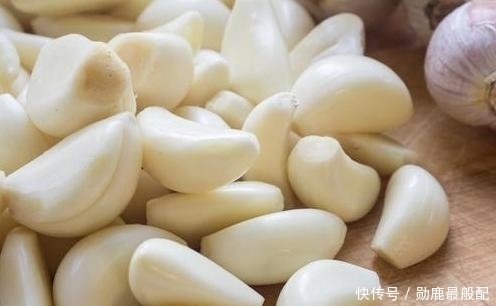 个妙|冬天如何保存大蒜,才不容易发芽试试2个妙招,耐储存,不易坏