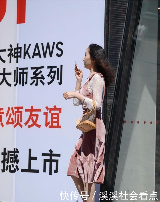 蕾丝|黑白格子搭配高跟鞋,一袭吊带长裙身上穿,不仅减龄还显气质