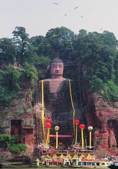 老年|乐山大佛颜值进化之路：摘掉美瞳和假发，从流浪汉变白净佛祖