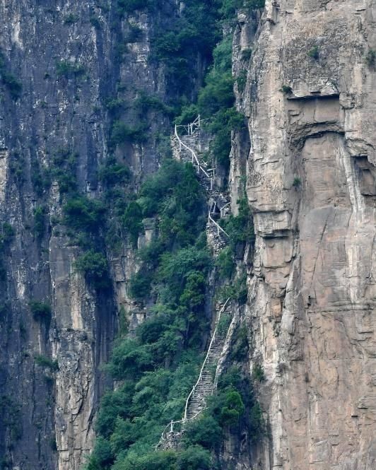 而出名|中国“最深”的村庄，出门须爬10000级石阶，因一部电影而出名