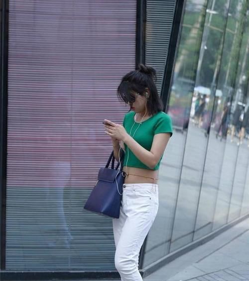 穿搭|打底裤的打扮看似简约，塑造清纯少女感，魅力无法挡