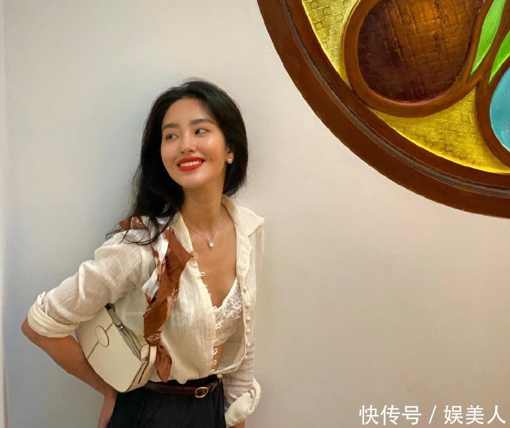 丝巾怎么戴才时髦？绑在手腕上当手链很潮，变成发带也很酷