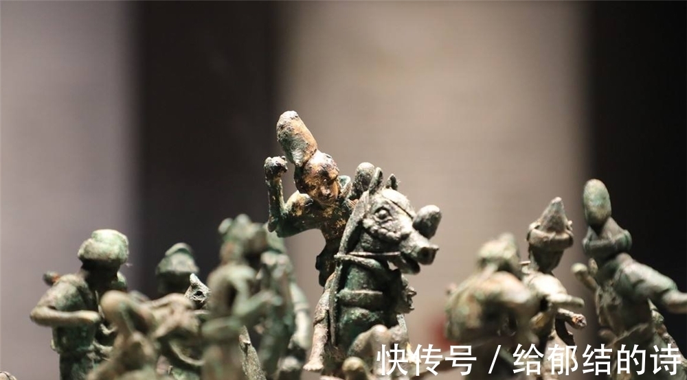 |72年,古国遗址出土一件文物,造型很搞笑,作用却让人笑不出来