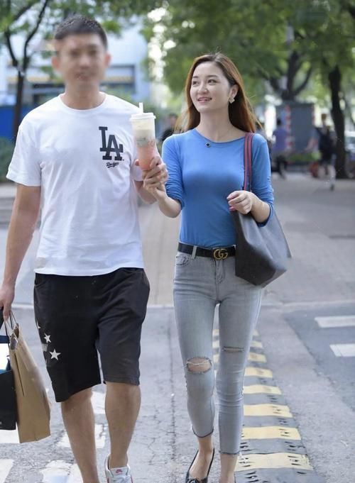 火了一种新穿法,“牛仔裤+奶奶鞋”,中年女士太会“玩”了!