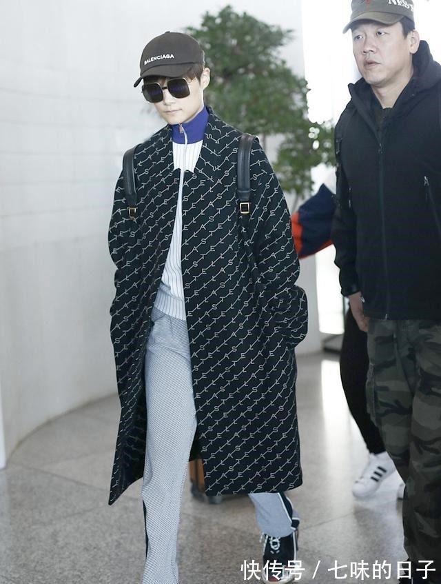 大衣 秋冬穿大衣,尽量别配小白鞋,今年流行这4双,时髦显高有气质!