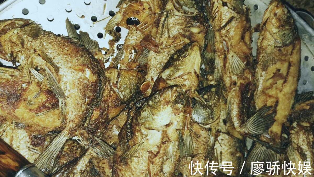 炸小鱼不能只会裹面粉,多加1步,就算放上一天,依旧美味又好吃