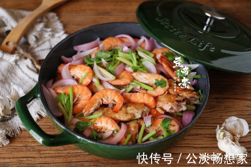 鸡翅|母子二人的午餐，在朋友圈火了，鸡翅大虾一锅烩，收到点赞无数