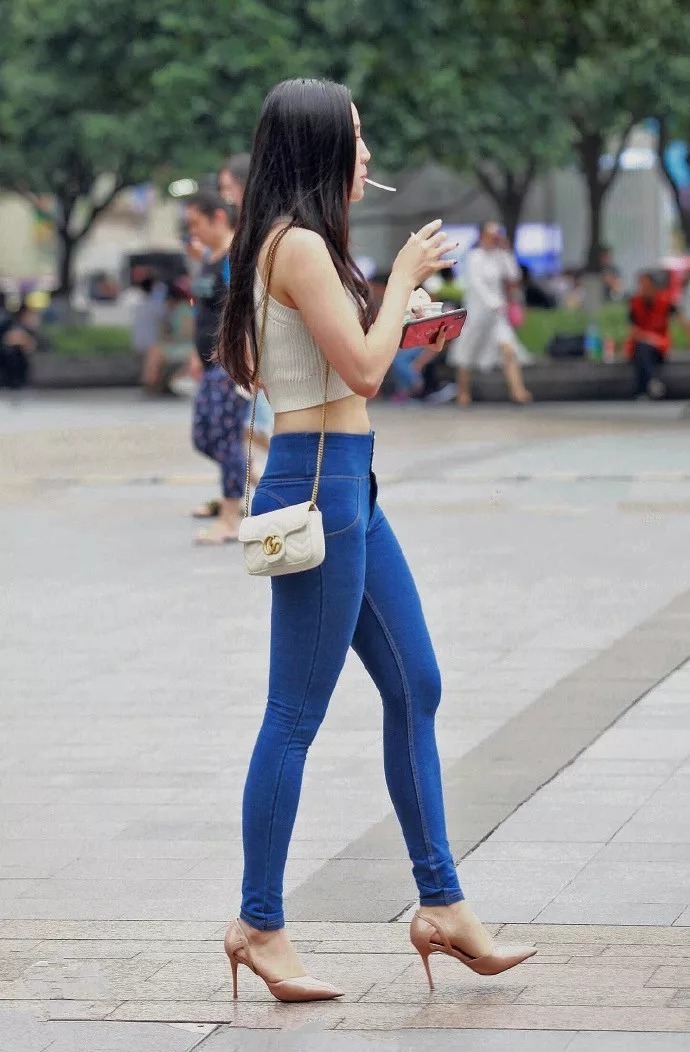 街拍:时尚高跟鞋搭配,让女性看上去更加漂亮