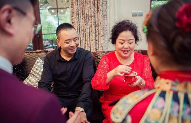 新娘|“最美婆婆”火了,新娘全程“黑着脸”,网友:是来抢风头的吗