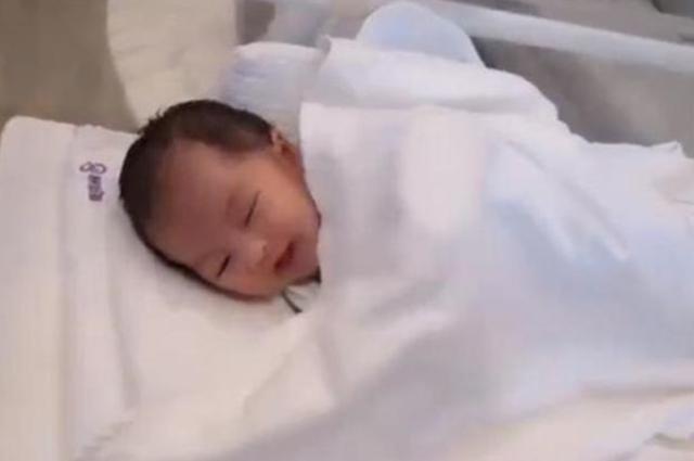 我愿意|女婴颜值太高,被网友称为“最美新生儿”:我愿意等她18年