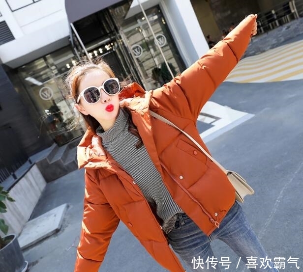 建议大家:羽绒服就买下面这颜色的,保暖还显年轻,几年不过时