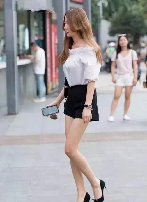 街拍:亭亭玉立的美女,身穿蓝色套装,尽显完美好身材