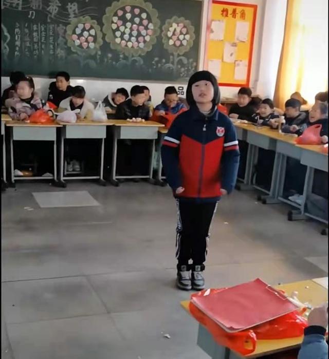 贪吃|全班同学欢庆元旦,贪吃男孩躲角落里吃“火锅”,老师看后不淡定