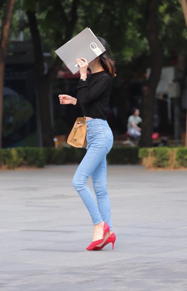 街拍穿蓝色薄纱裙的性感靓丽女孩，显得妩媚又动人