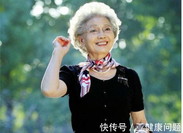 白发 老年人白发多不想染发,什么发型减龄试试蓬松洋气的小卷发型吧!