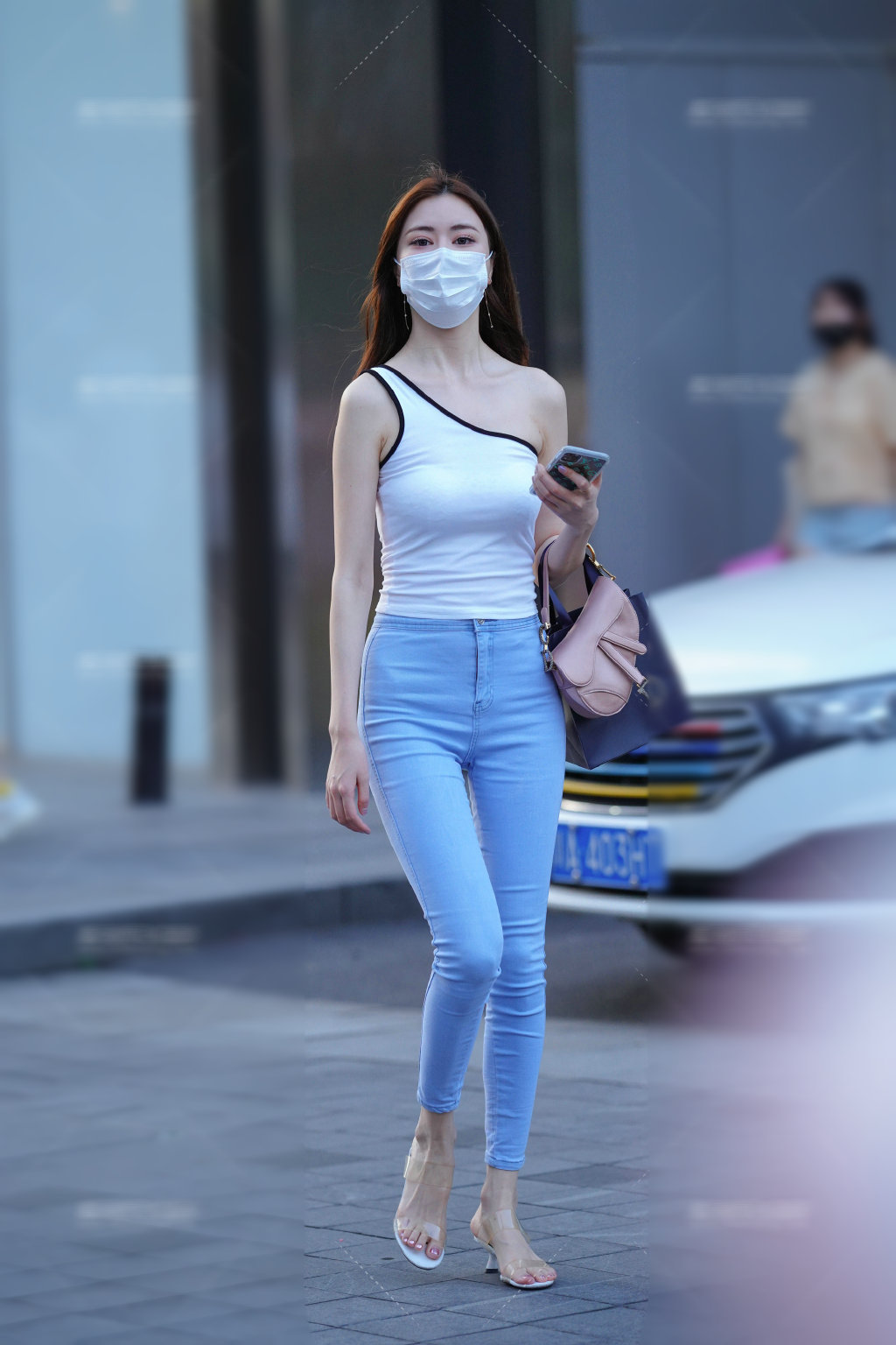 牛仔衣|吊带背心干净利落, 搭配简单的牛仔裤, 展现出时尚优雅的气质