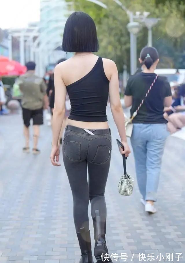 打底裤 黑色露肩上衣搭配黑色打底裤,不暗沉,还很显瘦