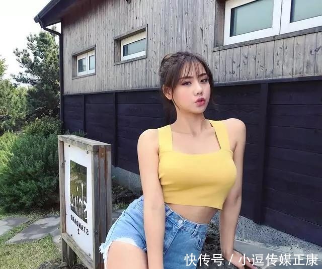 短裤|身材曼妙的牛仔短裤美女,紧致曲线让人眼前一亮!