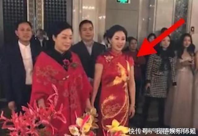 丈母娘|“超年轻丈母娘”走红,在婚宴上哭得梨花带雨,网友直言羡慕了