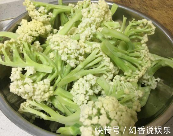 炒花菜的第一步不是焯水，只要这一步，花菜又香又脆，十分下饭