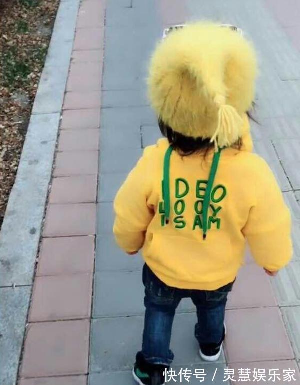 妈妈|爸爸把女儿衣服穿反了,妈妈气不打一处,当女儿转身后,妈妈笑喷