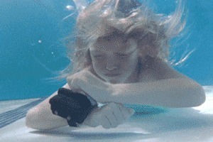 |搞笑GIF：姑娘真的好漂亮，找个这样的女朋友还不错吧！