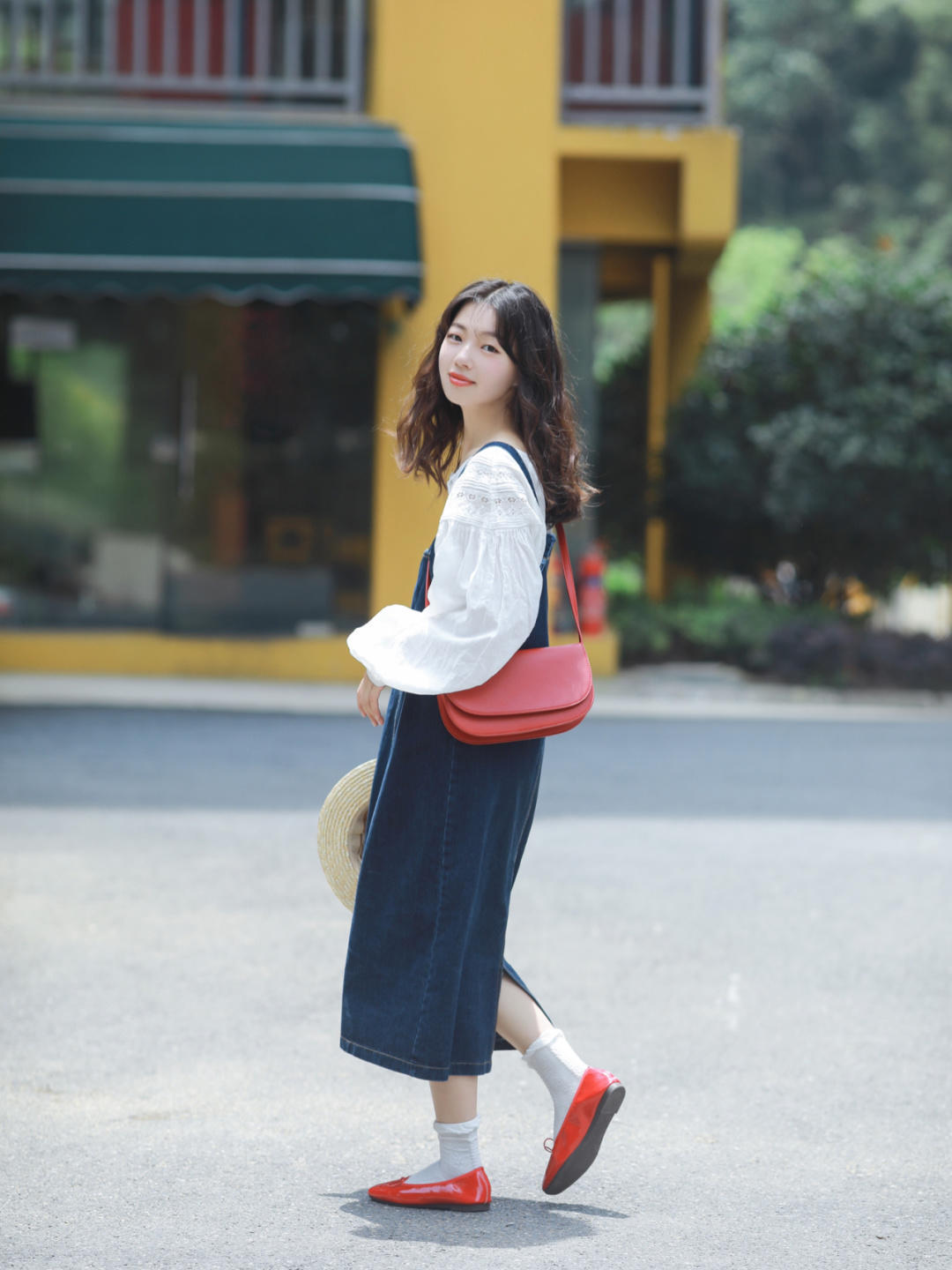搭配|秋季,矮个子的搭配指南,白色衬衫搭配背带裤可甜可咸,显高显瘦