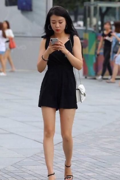 街拍:气质优雅的辣妈,一条迷人的长裙,尽显成熟女人味!