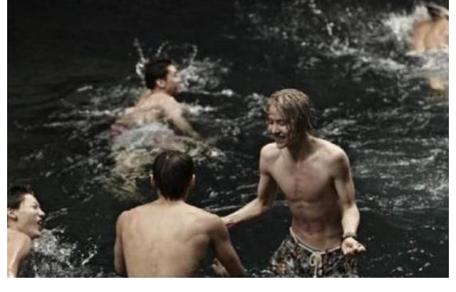 眾星云集GQ年度盛典，總編安排男星下海。網(wǎng)友：王一博在就更好了