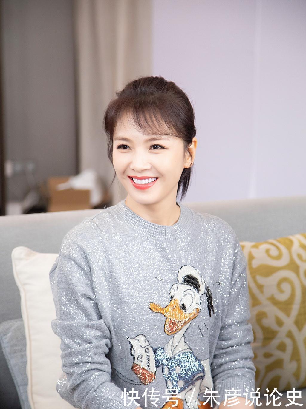 45岁女人显年轻的发型有哪些？中长直发或卷发都很好，时尚又优雅