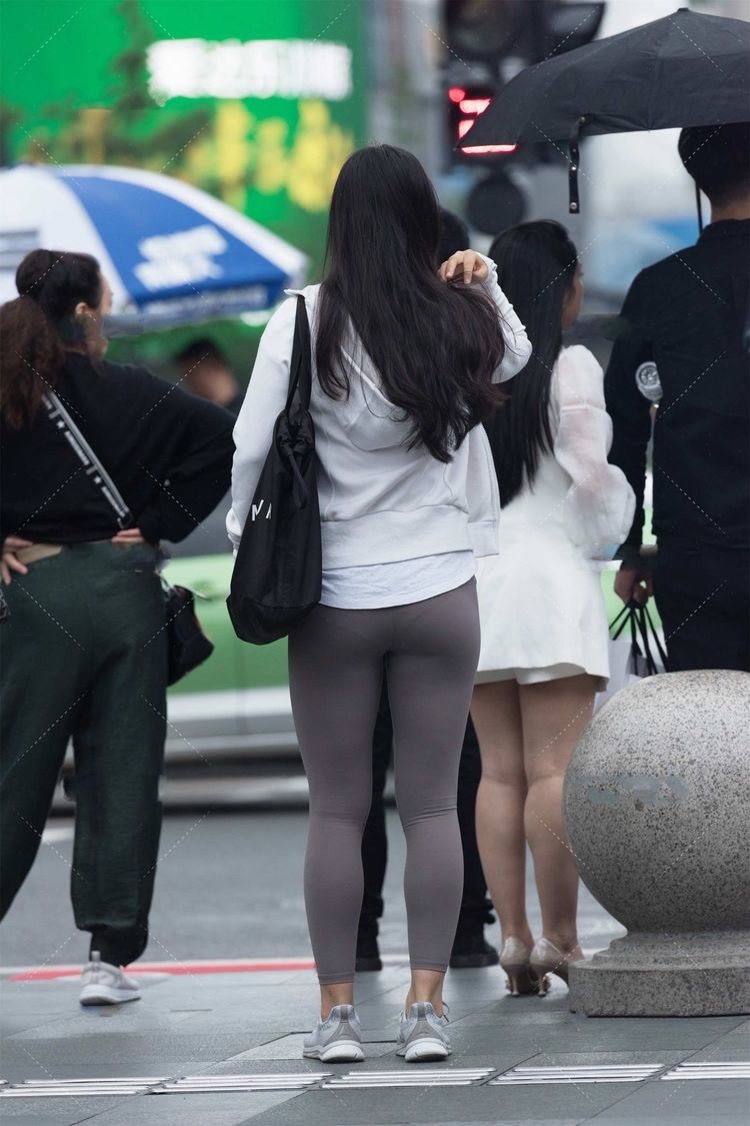 修身长裙 深灰色修身长裙,上身舒适,时尚大气