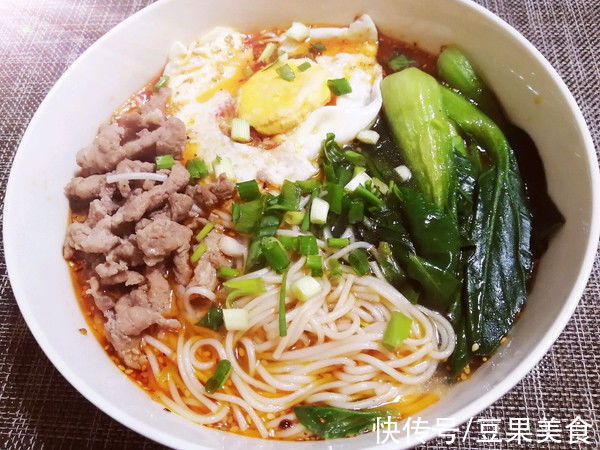 辣椒油|鸡蛋肉丝青菜面，踏实而温暖的家常味道