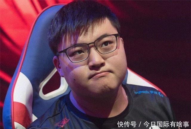 并称|与Uzi双排时,rookie似乎收到消息突然示好,并称不是代表他自己