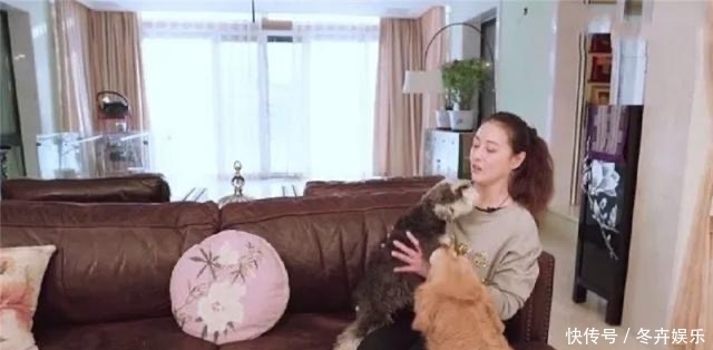 周海媚 “周芷若”周海媚秀厨艺,吃烤鸭不舍扔鸭架,独住豪宅内饰好老旧